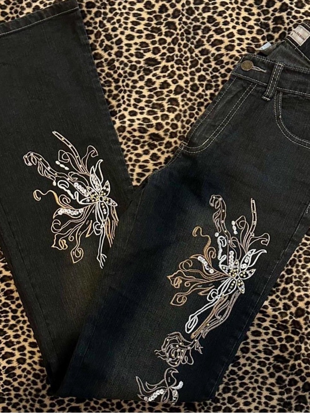 retro jeans with floral sequin details +
• size 3-4